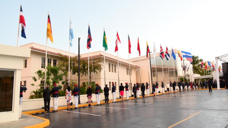 Canciller Vargas preside izamiento de banderas de 38 países 