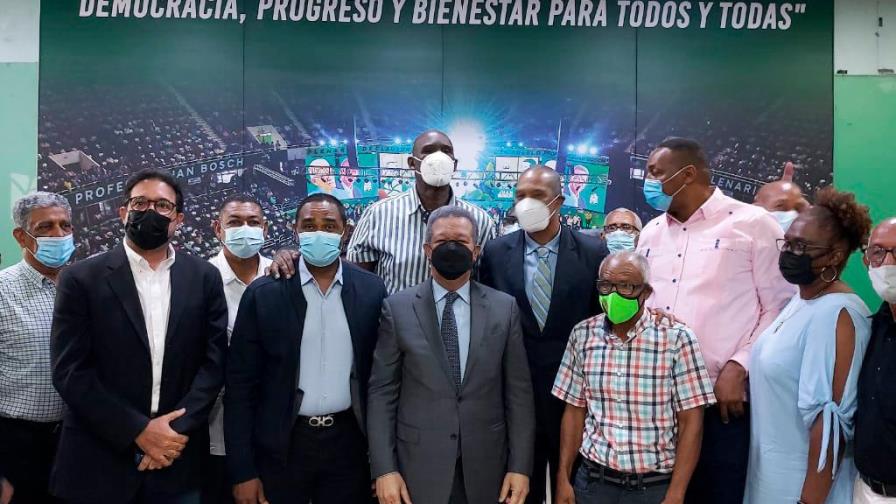 Leonel Fernández juramenta deportistas en la Fuerza del Pueblo