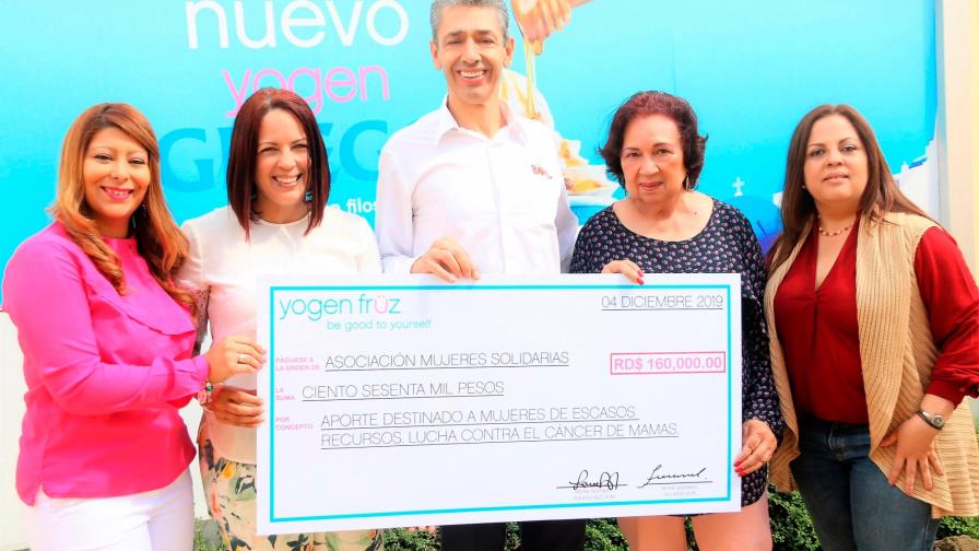 Yogen Früz entrega donativo anual a Mujeres Solidarias