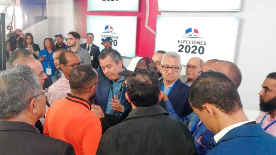 Delegados de la oposición analizan los problemas técnicos de las votaciones