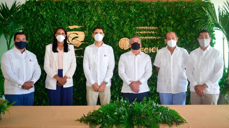 Cap Cana firma alianza con Cervecería Nacional Dominicana y su programa Recicla 100+