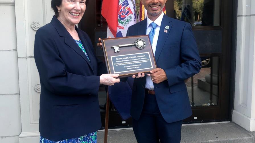 Embajadora dominicana en EEUU recibe llave de la ciudad de Lawrence