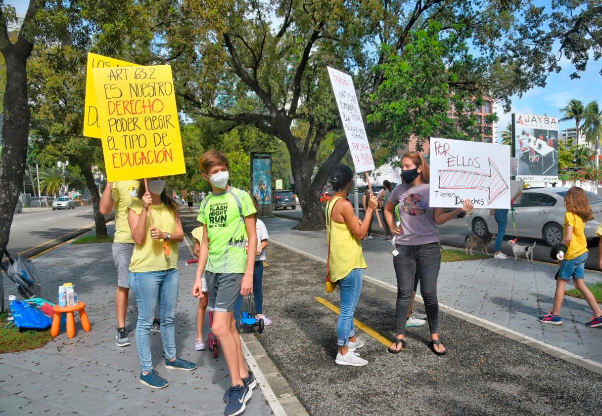 Los niños participaron en la protesta pacífica realizada por el colectivo de padres.