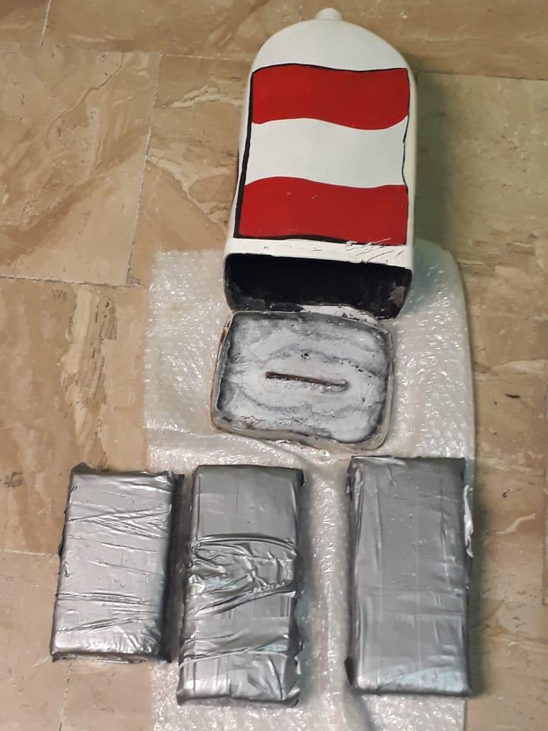 Detienen venezolana en Punta Cana con tres paquetes de cocaína en figuras de cerámica 