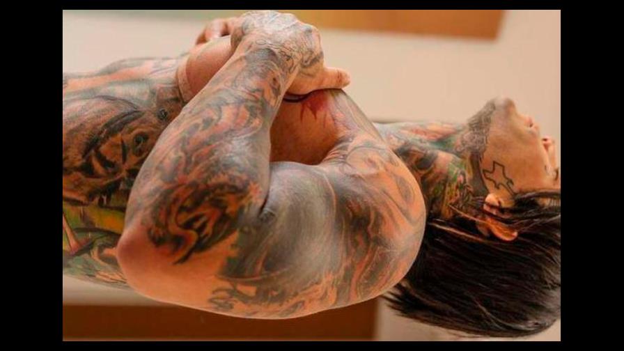 Influencer se implantó senos “por diversión”  y muestra el hilarante resultado