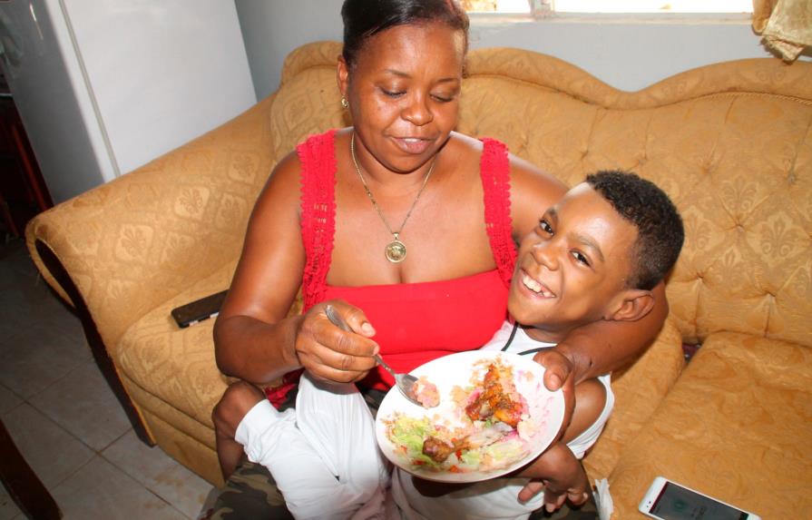 Madre pide un empleo para dar de comer a su hijo enfermo en SPM