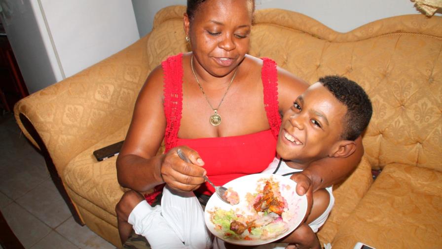 Madre pide un empleo para dar de comer a su hijo enfermo en SPM