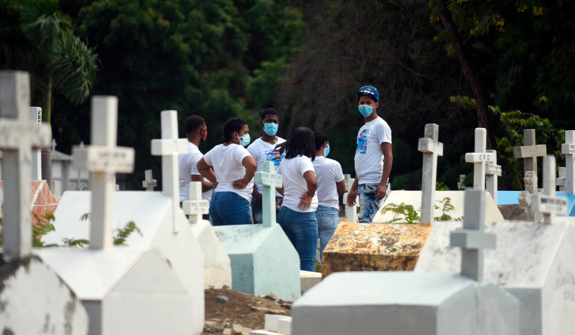 Cinco miembros de una familia visitan la tumba de su padre en el cementerio El Ingenio en Santiago, en la tarde del pasado domingo 26 de julio, día de los padres. Foto: Aneudy Tavárez/Diario Libre