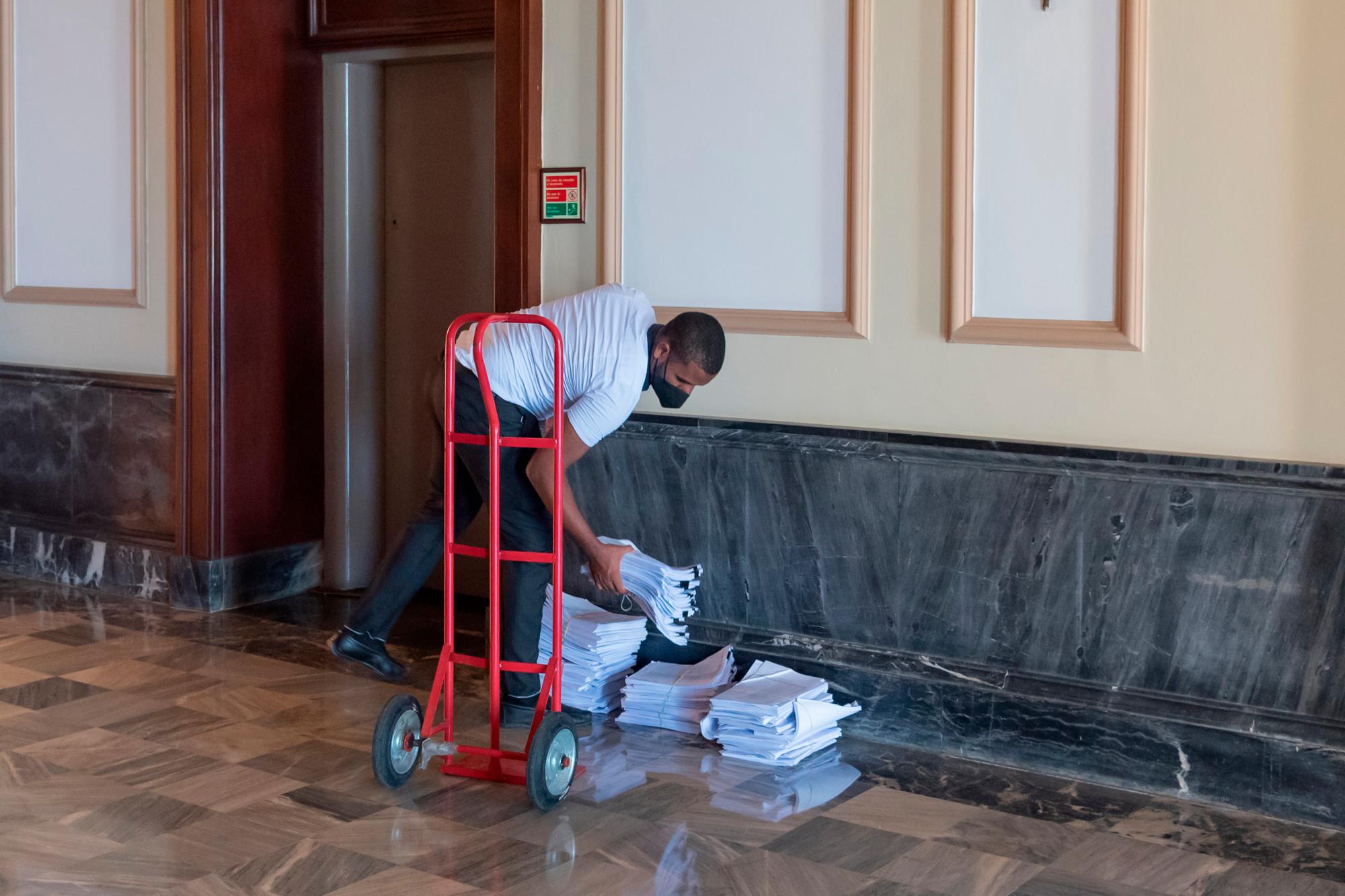 Un empleado del Palacio Nacional organiza montañas de documentos al pies de un ascensor de la casa del gobierno dominicano, este martes 28 de julio de 2020. Foto: Eddy Vittini/Diario Libre