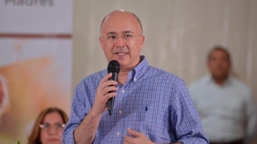 Domínguez Brito dice tiene “orejeras como los caballos” para su proyecto