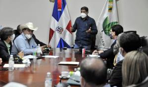 Ministro Agricultura y sector l&aacute;cteo trabajan para mantener estables precios de la leche 