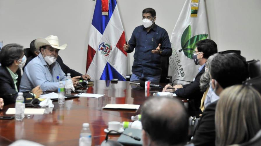Ministro Agricultura y sector lácteo trabajan para mantener estables precios de la leche 