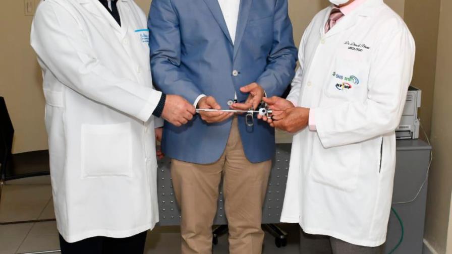 Fundouro dona equipo para residencia de Urología en Hospital Francisco Moscoso Puello     