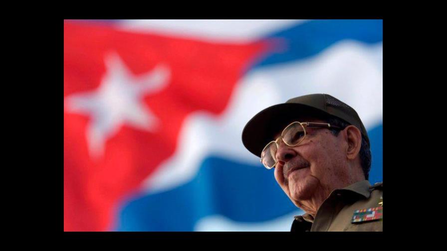 Miles de personas acuden a acto pro-Revolución en presencia de Raúl Castro