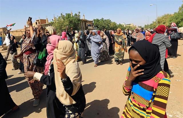 Nueve mujeres condenadas a latigazos por protestar en Sudán