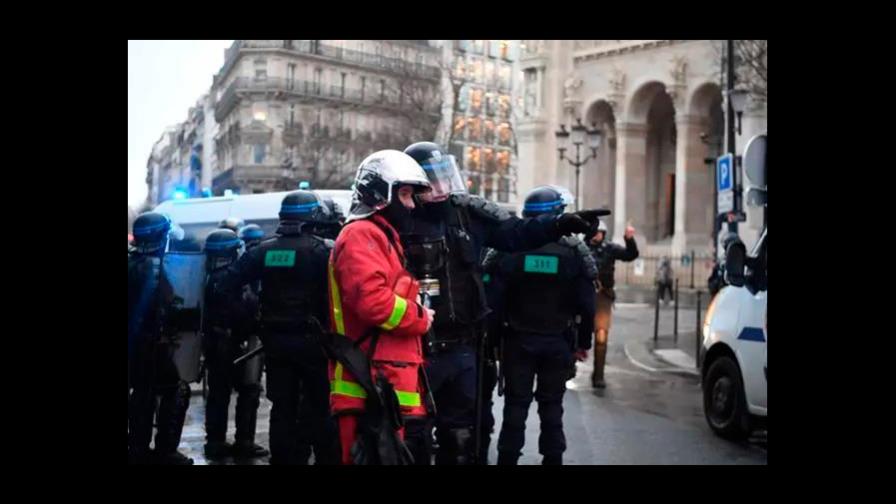 Una agente de policía francesa muere acuchillada cerca de París