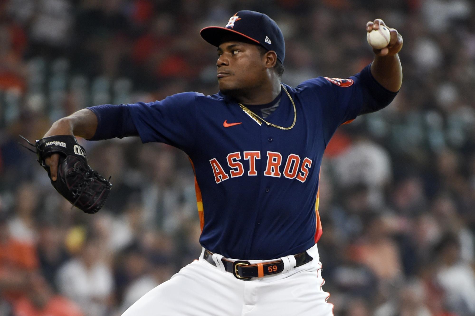 El dominicano Framber Valdez lanza hoy por los Astros de Houston Astros en el partido que enfrentan a los Indios de Cleveland. Por los Indios lanza el también quisqueyano Jean C, Mejía. (AP/Eric Christian Smith)