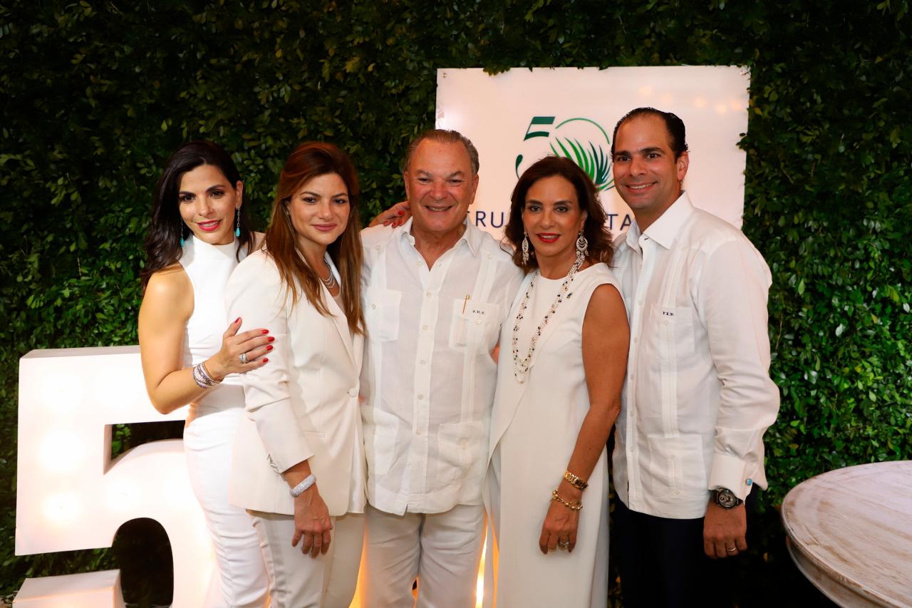 Francesca Rainieri, Paola Rainieri, Frank Rainieri, Haydée Kuret de Rainieri y Frank Elías Rainieri.