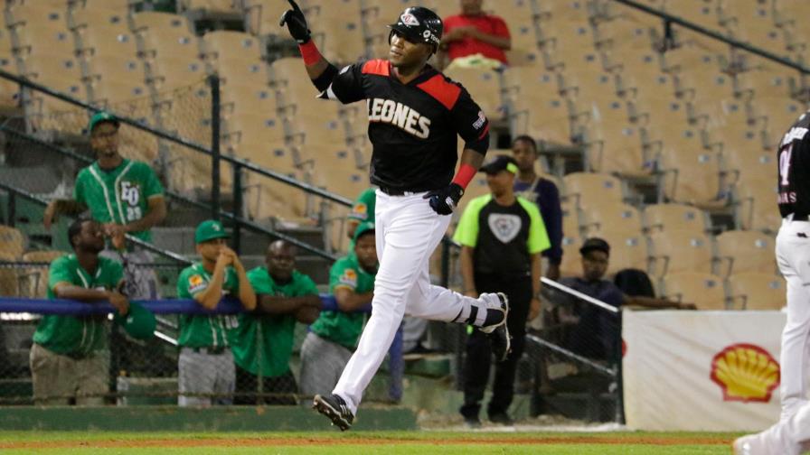 Con Court otra vez oportuno, el Escogido empata en primero con Licey y Estrellas