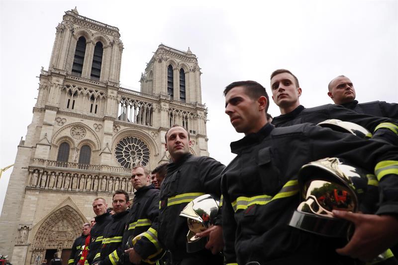 Francia vivió una noche con el corazón en vilo por Notre Dame