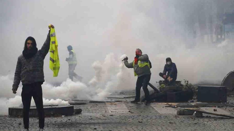 Policías  y manifestantes se enfrentan en Francia por impuesto a combustibles