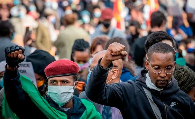 Manifestantes en Francia piden regularizar a los indocumentados 