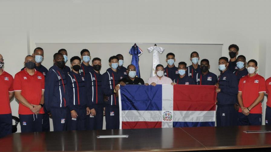 Camacho entrega la bandera nacional al equipo masculino de voleibol sub23