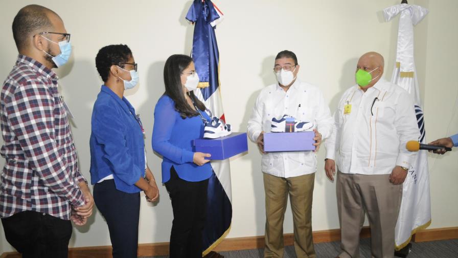 Miderec y primera dama entregan calzados deportivos