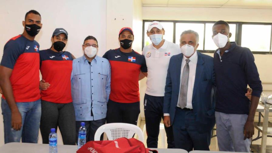 Camacho supervisa condiciones de atletas en la ‘burbuja’ del Albergue Olímpico