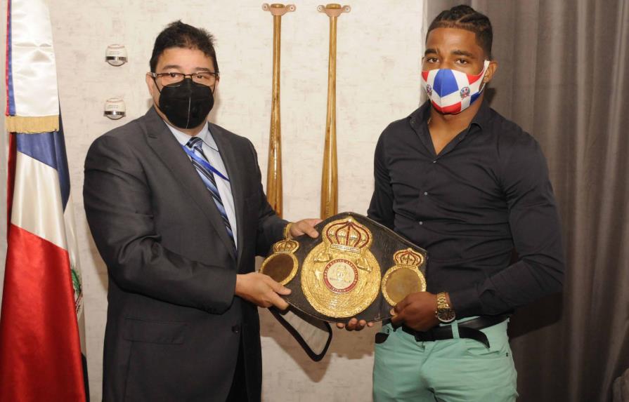 Camacho entrega faja simbólica al boxeador Jackson Maríñez, víctima de alegado triunfo negado