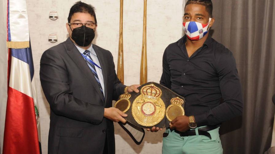 Camacho entrega faja simbólica al boxeador Jackson Maríñez, víctima de alegado triunfo negado