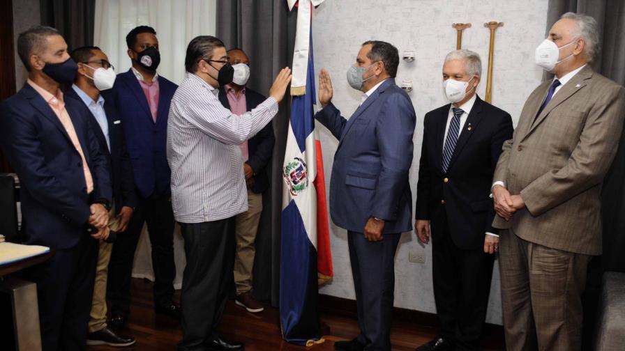 Camacho juramentan a Junior Noboa como nuevo comisionado nacional de Béisbol