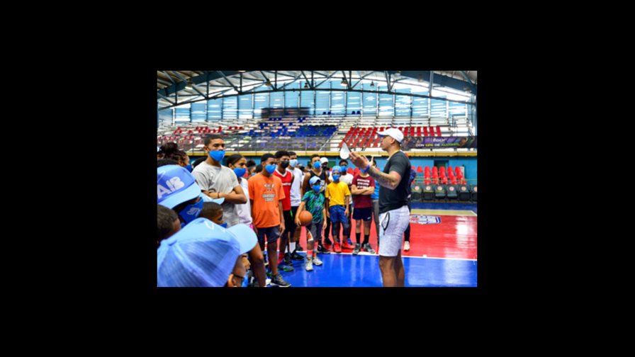 Organizan una clínica de baloncesto con el exjugador de la NBA, Francisco García