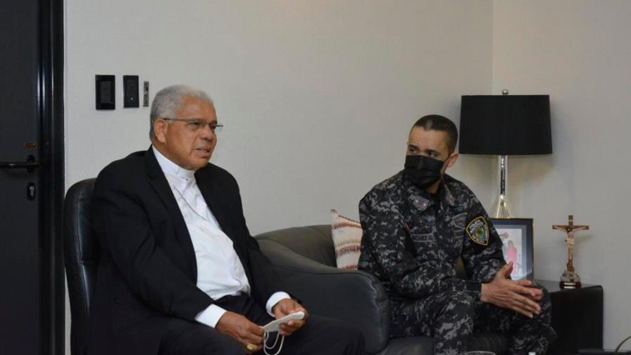 Monseñor Ozoria visita al director de la Policía para hablar sobre la reforma de la institución