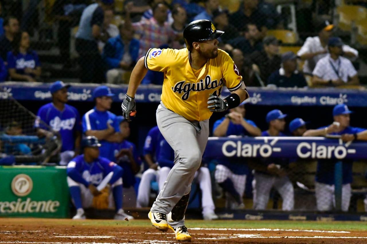 Francisco Peña, de las Águilas Cibaeñas se dirige a primera luego de disparar sencillo al jardín central que remolcó a Ronny Rodríguez en el segundo episodio, contra el lanzador César Valdez, de los Tigres del Licey la noche del lunes 13 de enero de 2020 en el Estadio Quisqueya, correspondiente al round robin de la pelota invernal dominicana. Licey ganó el partido 7-4.