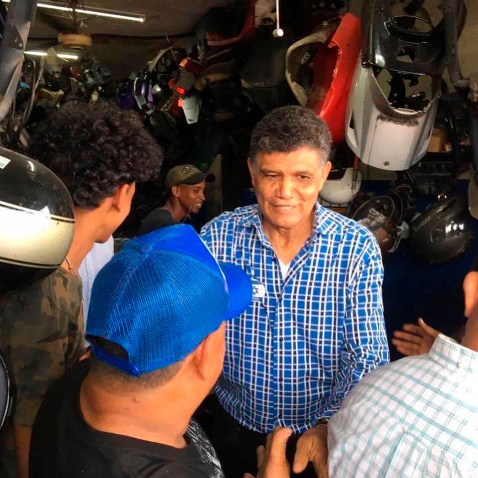 Francisco Peña conversa con simpatizantes durante marcha por SDO