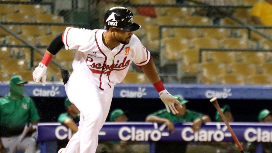 Francisco Urbaez batea para .368 y es líder en la pelota invernal