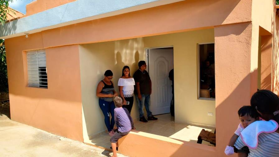 Frank Reyes entrega segunda casa en Navarrete Frank Reyes entrega segunda casa en Navarrete