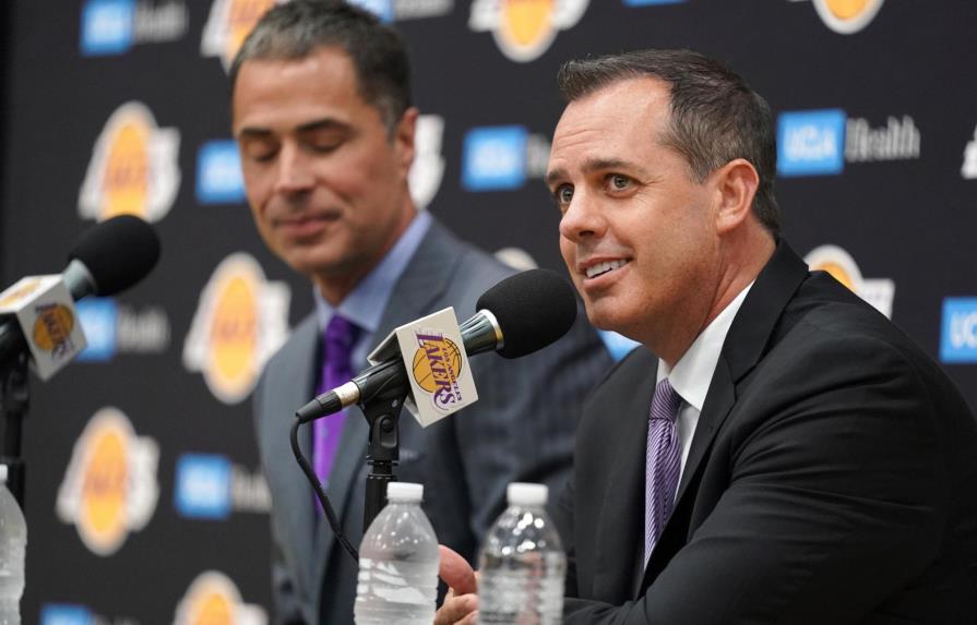 Los Lakers presentan a su nuevo entrenador Frank Vogel
