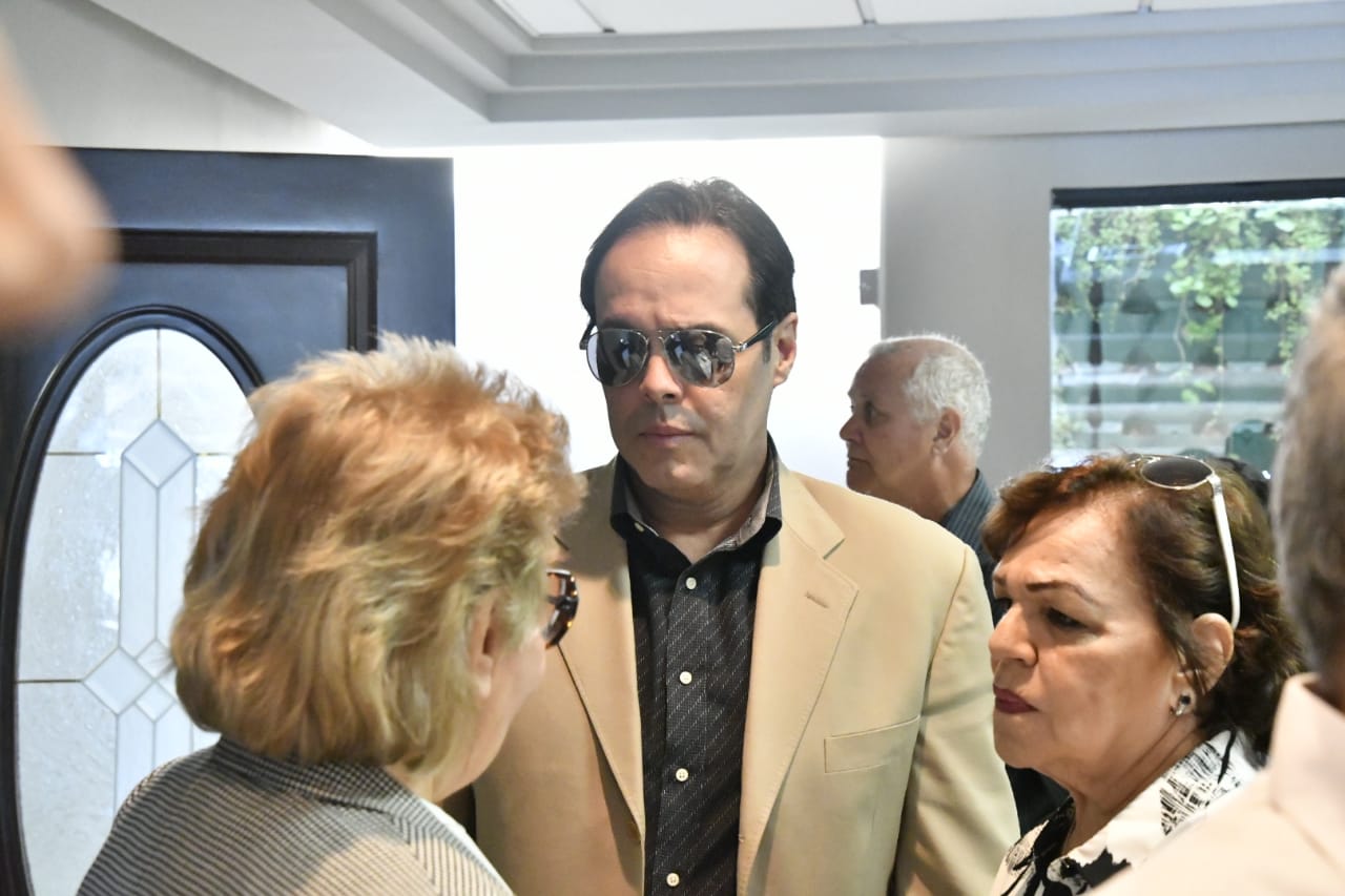 Frank Ceara conversa con Socorro Castellano y Josefina Miniño en el velatorio del cuerpo de Luchy Vicioso.