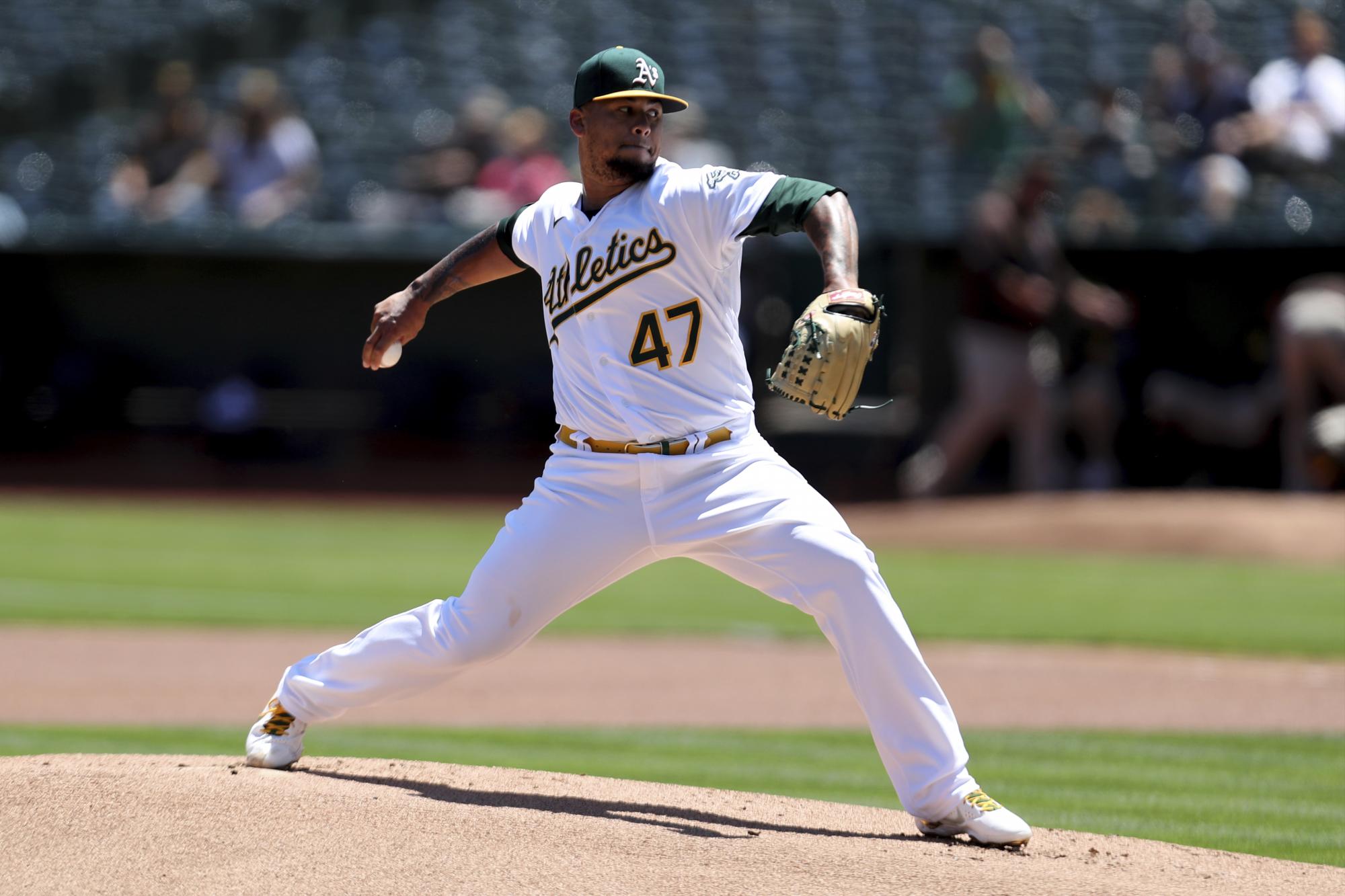 Los Atléticos de Oakland, con el dominicano Frankie Montás en el montículo, reciben el 22 de agosto del 2021, a los Gigantes de San Francisco, en la jornada de la MLB. (AP/Jed Jacobsohn)