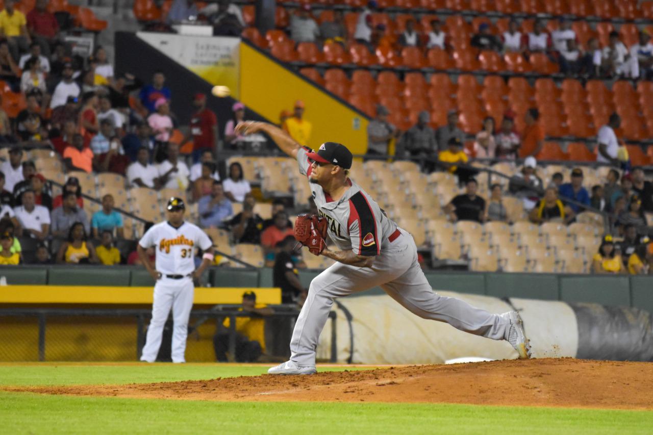 El lente de César Jiménez capta a Frankie Montás, de los Leones del Escogido, en el partido que le ganó a las Águilas Cibaeñas en Santiago.
