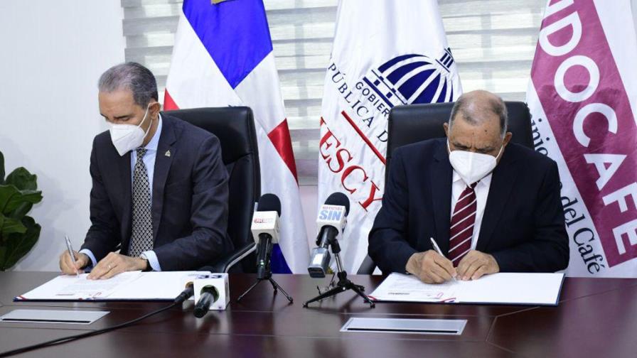 Firman convenio para otorgar becas a caficultores y sus hijos