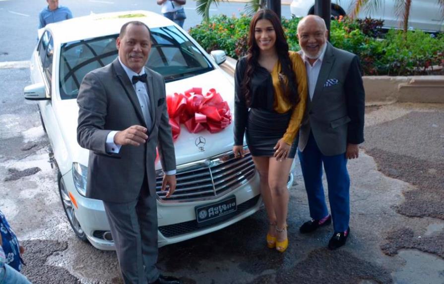 Franklin Mirabal regala un Mercedes Benz a su prometida como regalo de boda