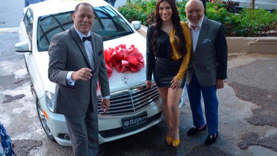 Franklin Mirabal regala un Mercedes Benz a su prometida como regalo de boda