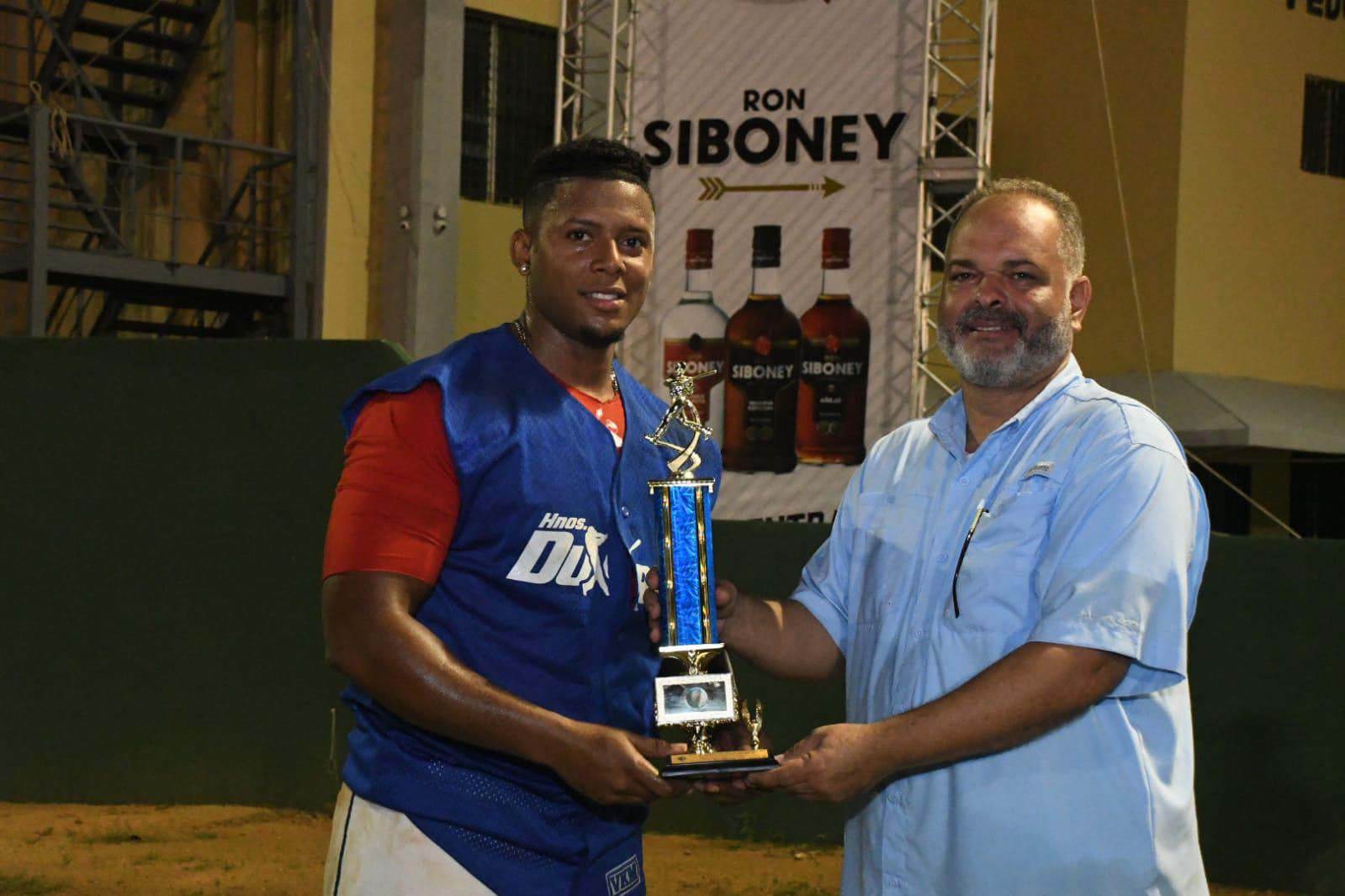 Franklin Sorí (derecha), premia a Johan Ortega como Jugador Más Valioso en la Categoría-A, del III Festival de Equipos de Softbol del Distrito Nacional: (Prensa Asadina/Martín Avila María)
