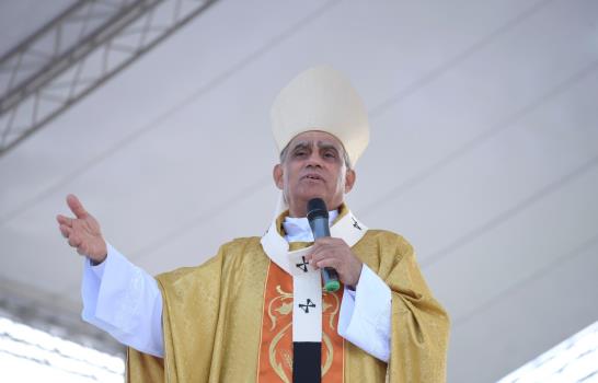 “Ahora tenemos que hacer cursillos para saber quién es hombre o mujer”, se queja el  arzobispo Bretón 