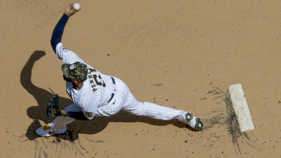 Julio Urías y Freddy Peralta, mejores latinos en ganados, efectividad y ponches
