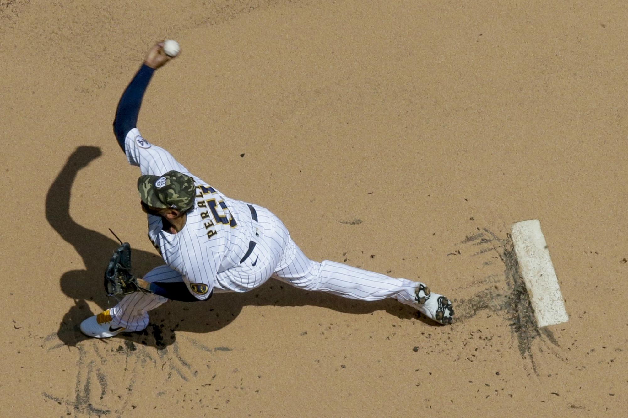 El derecho Freddy Peralta, está anunciado para el partido de hoy en que su equipo, los Cerveceros de Milwaukee, se miden a los Nacionales de Washington. (AP/Morry Gash)