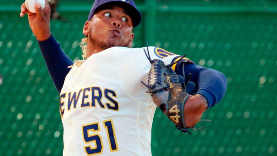 Freddy Peralta selló puesto rotación Milwaukee